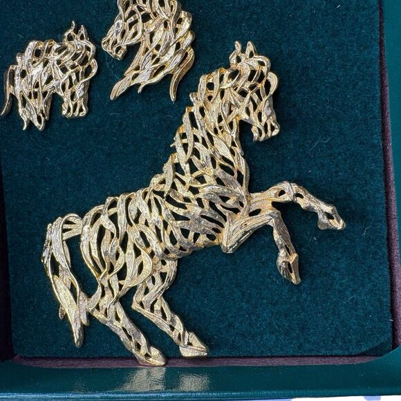 Large Filigree Gold Tone J.J. JONETTE 1988 Horse Brooch & Earrings Vintage, Mint - Picture 3 of 4